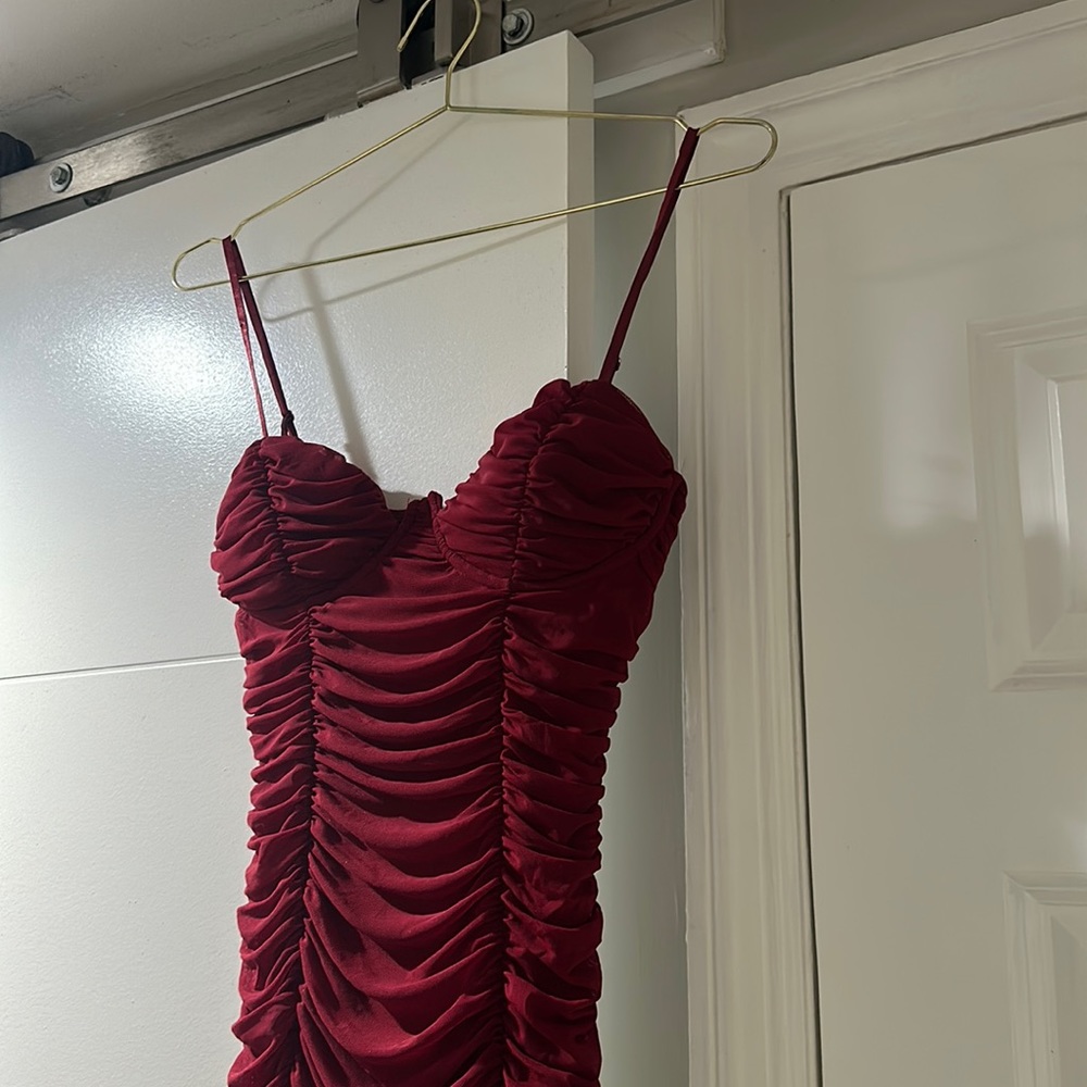 Beautiful elegant midi bodycon dress. Great for weddings, dinners, dates.